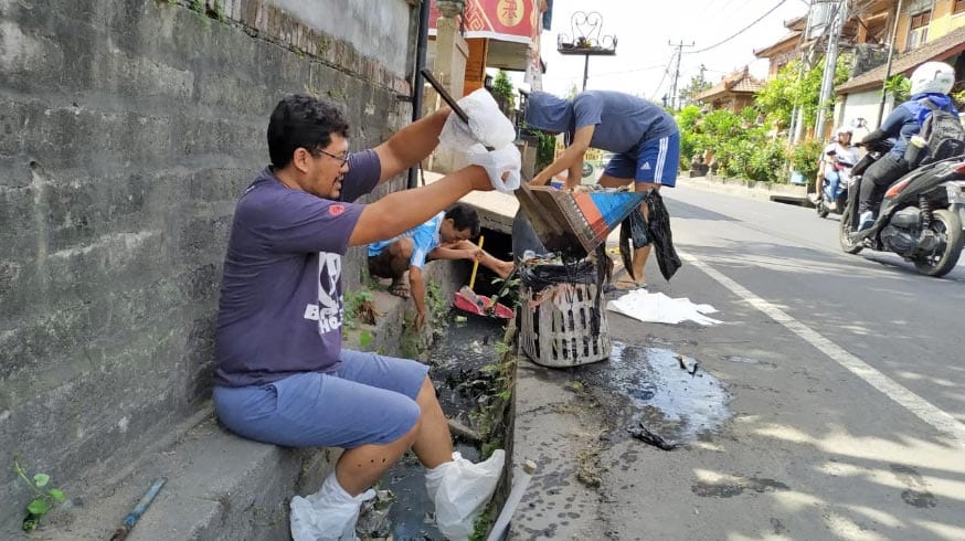 Bersihkan Sampah Plastik di Got Kantor